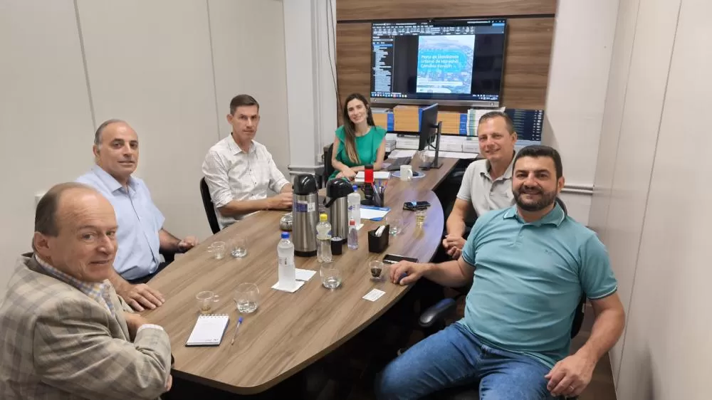 A reunião realizada em Curitiba contou13:42 31/01/2025 com a presença do prefeito Adriano Backes, do vice-prefeito Vanderlei Sauer e do secretário de Planejamento, Anderson Bento Maria e dos especialistas em trânsito, o professor Eduardo Ratton, do Depar