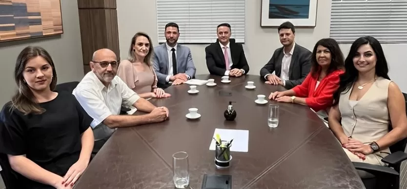 “Membros da diretoria da Subseção local da OAB reunidos com o representante da OAB-PR. Foto: Divulgação