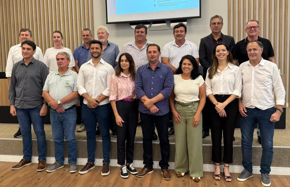 Prefeitos e lideranças que estiveram reunidos em assembleia do CIMVAP. Foto: Assessoria/Prefeitura