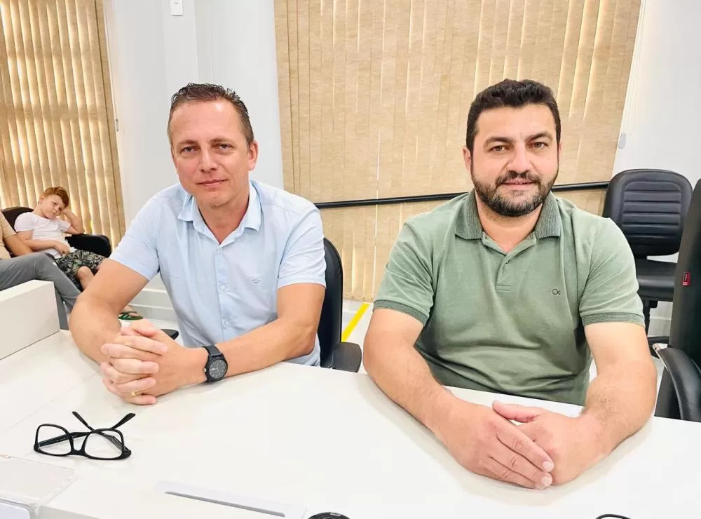 O vice-prefeito Vanderlei Sauer e o prefeito Adriano Backes acompanharam a primeira sessão ordinária do presente período legislativo. Foto: Assessoria/Câmara
