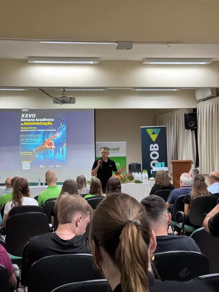 Rogério Griguc, diretor de mercado do Sicoob, foi um dos palestrantes da Semana Acadêmica de Administração da Unioeste. Foto: Divulgação