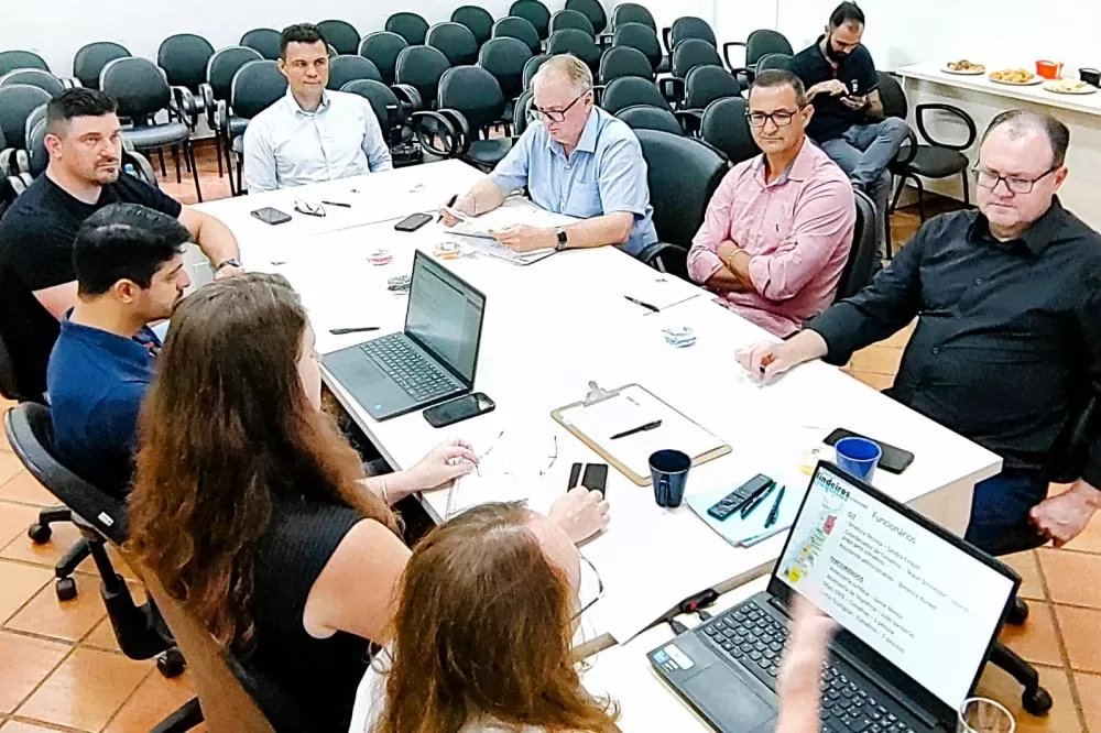 A reunião da diretoria do Conselho dos Municípios Lindeiros, em Santa Helena. Foto: Divulgação
