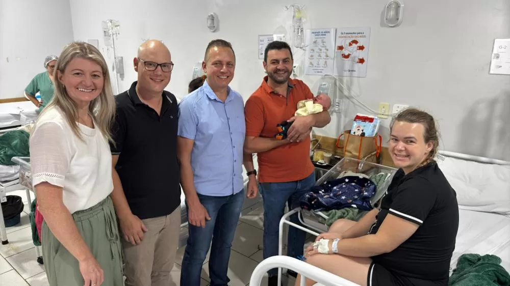 O prefeito Adriano Backes e o vice-prefeito Vanderlei Sauer foram celebrar mais um nascimento no Hospital Municipal Dr. Cruzatti. Foto: Assessoria/Prefeitura