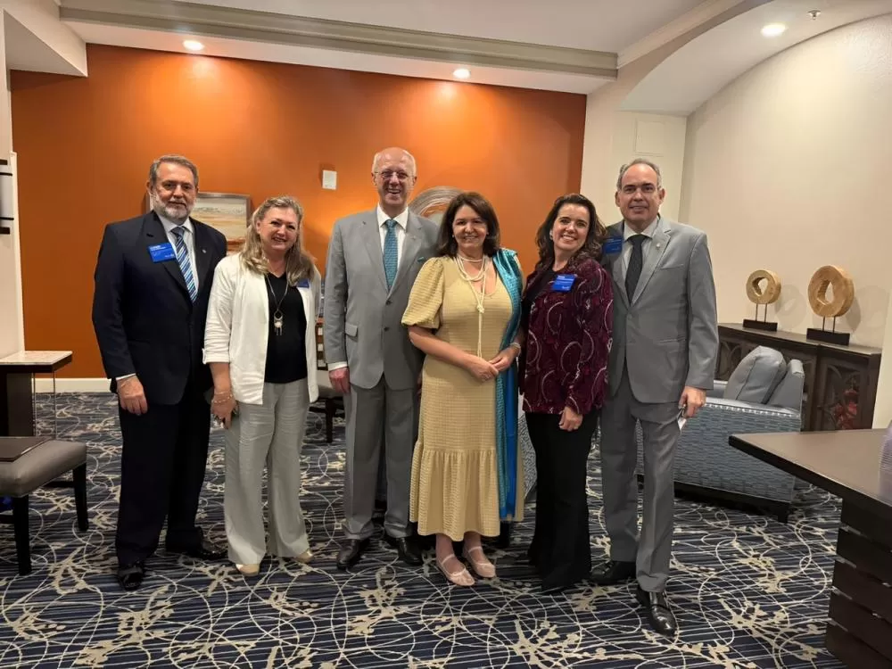 Cesar e Sonia Scherer, Mário César e Denise (casal presidente eleito do RI para 2025-2026), Renata e Henrique Vasconcelos ( atual diretor do RI, representando o Brasil e parte da América do Sul). Foto: Divulgação