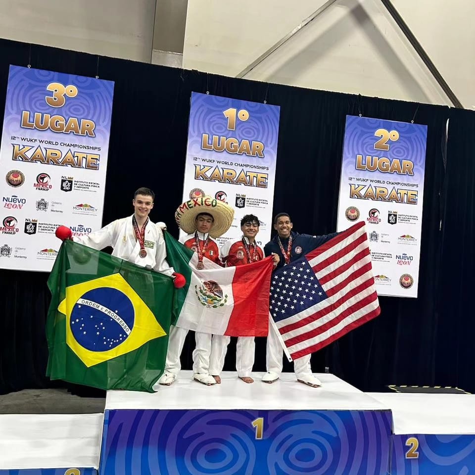 O atleta rondonense Julio Gabriel de Souza Meller no pódium, ostentando a bandeira do Brasil. (Fotos: Arquivo Pessoal)