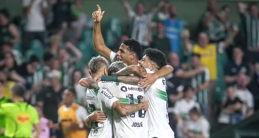 Jogadores do Coritiba comemoram o gol de Lucas Ronier — Foto: JP Pacheco/Coritiba