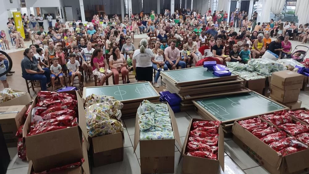 Em Pato Bragado o Rotary Beira Lago fez a doação de 300 presentes natalinos. Foto: João Livi