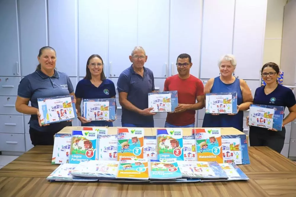 Livros didáticos doados pela Itaipu às escolas municipais dos municípios que integram o Conselho dos Municípios Lindeiros. Foto: Assessoria/Lindeiros