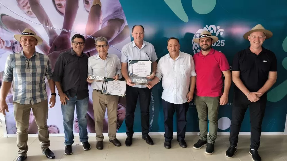 Comendas entregues aos empresários rondonenses, por ocasião da 17ª Sessão Especial de Interiorização dos Trabalhos da Assembleia Legislativa do Paraná. Foto: Assessoria