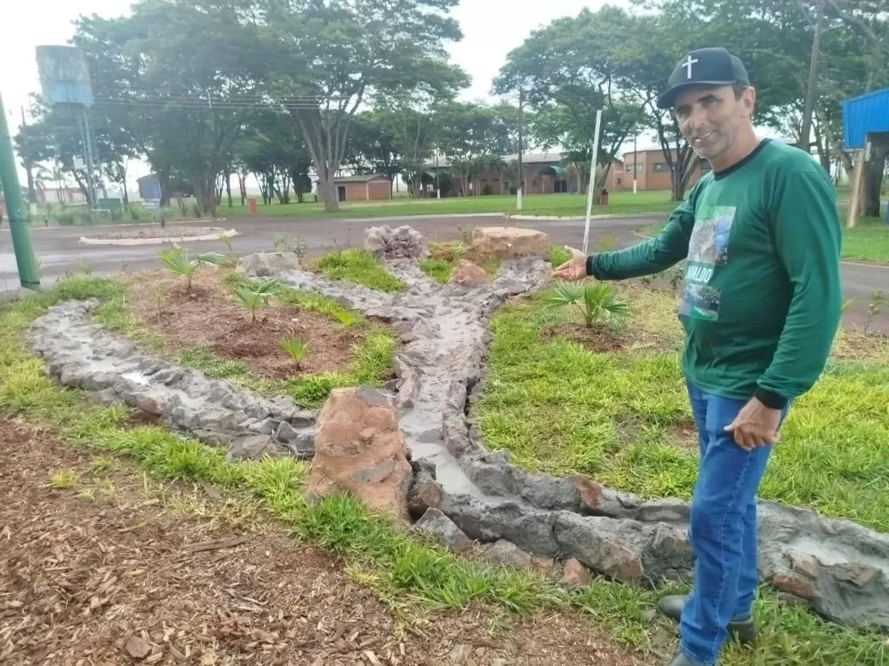Técnico Nivaldo Antonio Domingos ao lado da maquete que começou a ser montada. Foto: Assessoria/Prefeitura