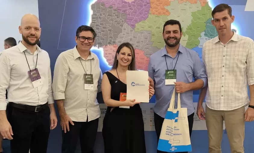 A rondonense Angélica Fabiana Fonseca Weirich, ladeada pelas autoridades municipais. Ela coordena o programa Cidade Empreendedora, do Sebrae.