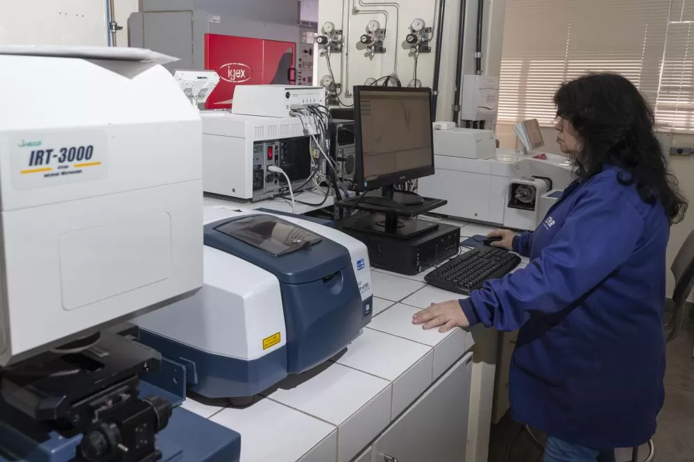 Laboratorio de análise de embalagens farmacêuticas da Tecpar. Foto: Tecpar