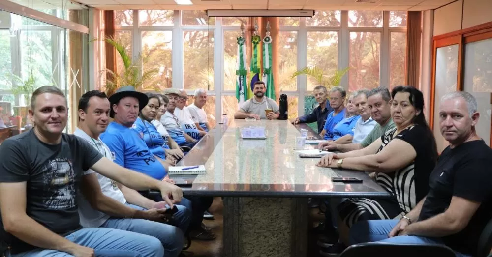 Integrantes da APOMAR estiveram reunidos na manhã desta segunda-feira (17) na sala de reuniões do gabinete municipal. Foto: Assessoria/Prefeitura