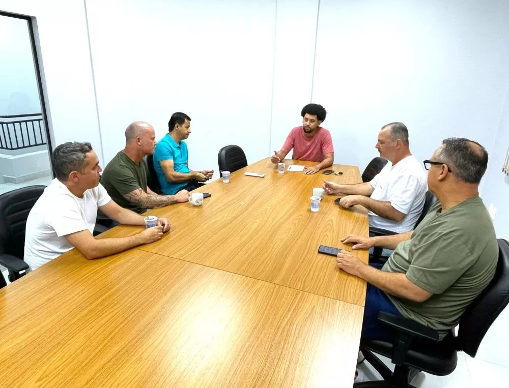Reunião da Comissão de Educação, Cultura, Saúde, Bem-Estar Social e Ecologia do Poder Legislativo, composta pelos vereadores Fernando Nègre (presidente), Juliano de Oliveira e Rodrigo Pulga (Verde), para definir detalhes da vinda do reitor da IFPR, Adrian