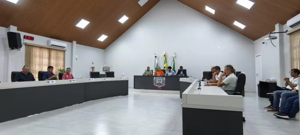 Prefeito Adriano Backes, vice-presidente da Câmara Municipal, Cleiton Kurtz (Gordinho do Suco), vereador Fernando Nègre e o retiro Adriano Willian da Silva Viana Pereira e os vereadores da Comissão de Educação da Câmara. Imagens: João Livi