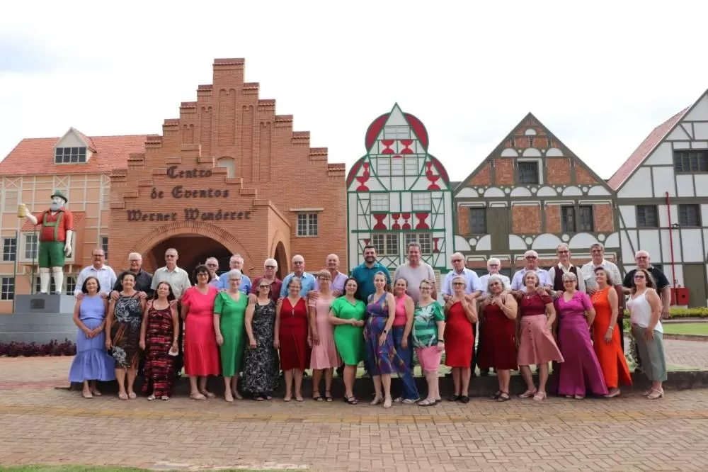 Os casais que concorrerão ao Miss e Mister 3ª idade de Marechal Cândido Rondon. Fotos: Assessoria/Prefeitura