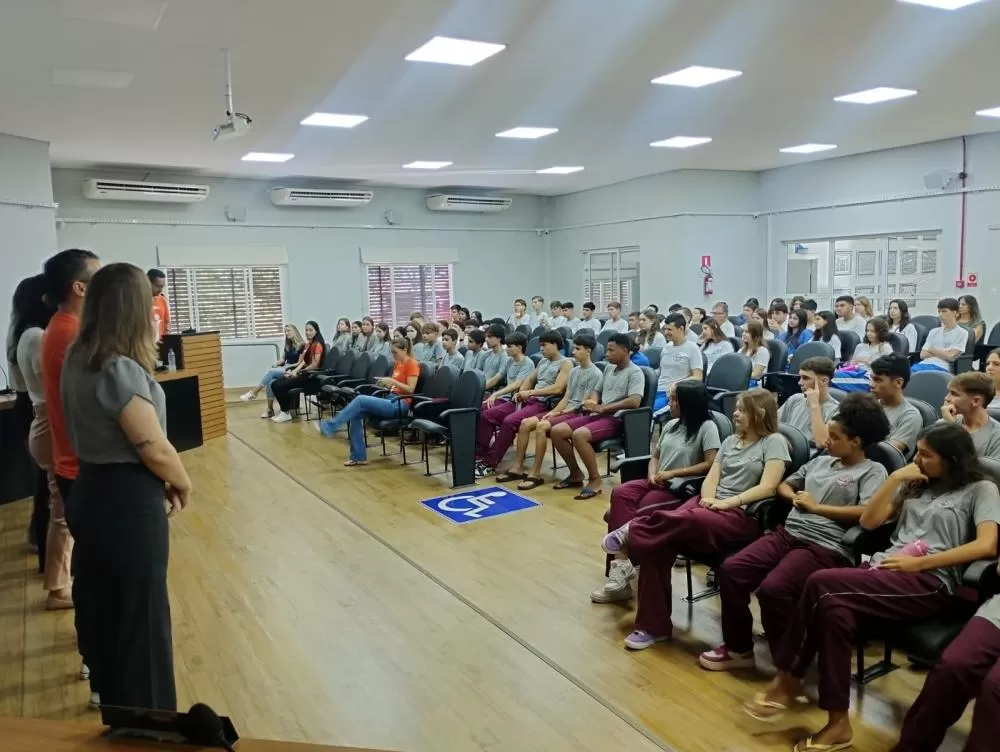 A Aula Magna, que deu início às atividades, trouxe aos estudantes do segundo ano do ensino médio reflexões essenciais sobre empreendedorismo e mercado de trabalho.. Foto: Assessoria/Acisa