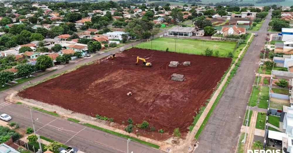 As ações incluem roçadas para controle da vegetação em algumas áreas, enquanto em outros locais são utilizadas escavadeiras hidráulicas para remoção da vegetação, com o material sendo transportado por caminhões. Foto: Assessoria/Prefeitura