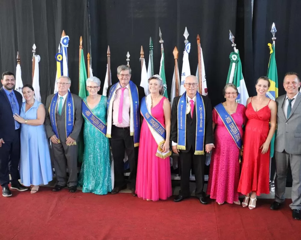 O prefeito Adriano Backes e esposa Andria e o vice-prefeito Vanderlei Sauer e esposa Elenice, ladeiam os casais vencedores do concurso. Foto: Assessoria/Prefeitura