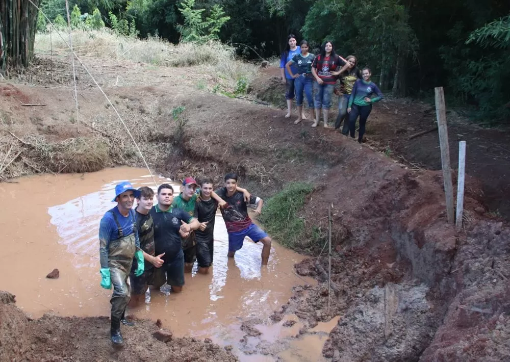 Alunos do Colégio Agrícola ajudaram na recuperação de nascentes na propriedade da Família Piva. Crédito: Assessoria/Prefeitura
