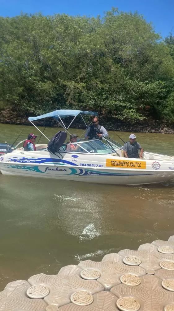 Os equipamentos de salvatagem são necessários em todas as embarcações. Imagens: Milha Náutica