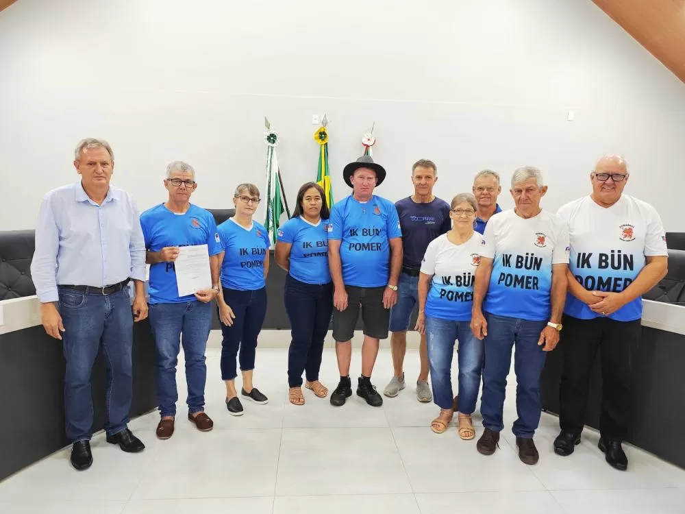 O vereador Luiz Carlos da Silva com representantes da Associação dos Pomeranos de Marechal Cândido Rondon . Foto: Assessoria/Câmara