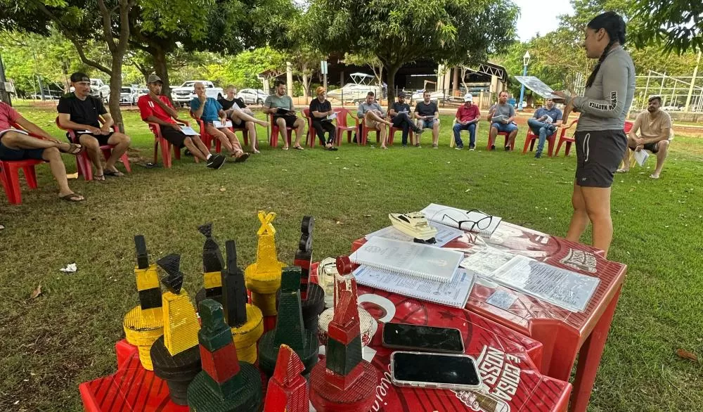Michelli Daiane Sobreiro, especialista em documentação náutica, em aula sobre documentação náutica. Foto: Divulgação