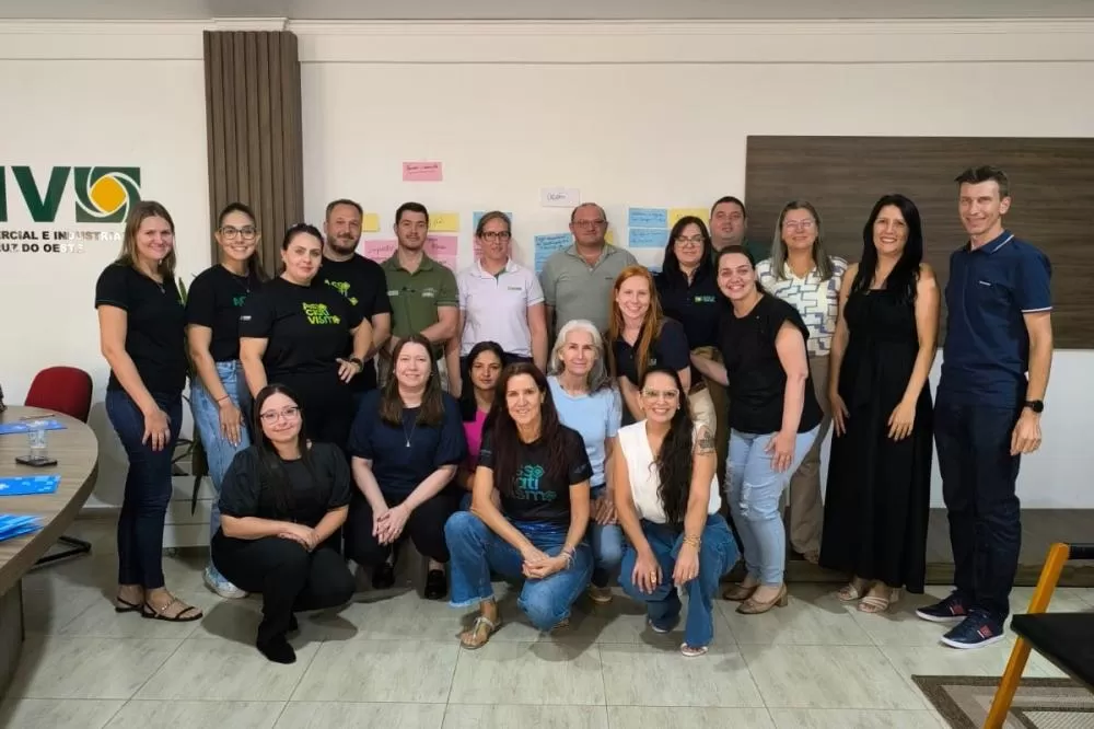 Representantes das associações comerciais e empresariais de 13 municípios da região se reuniram na manhã desta sexta-feira (28), em Vera Cruz do Oeste, para discutir estratégias e alinhar iniciativas voltadas ao fortalecimento do setor. Foto: Divulgação
