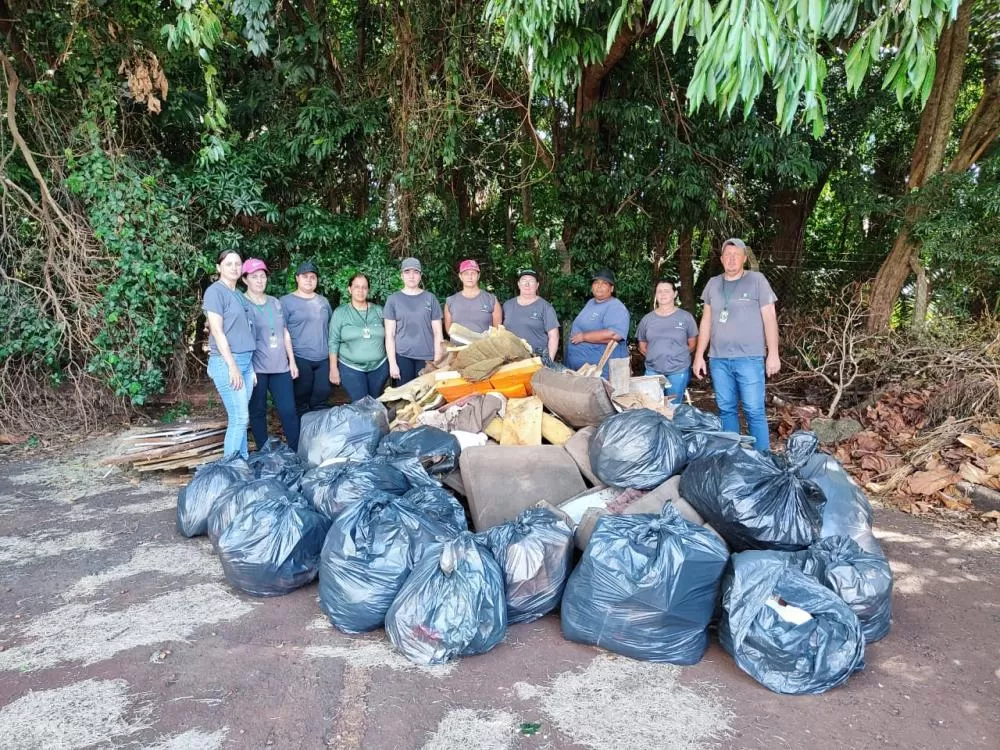 Os agentes de combate às endemias recolheram e encheram vários sacos com lixos potenciais criadouros do mosquito Aedes aegypti. Créditos das fotos: Assessoria/Prefeitura.