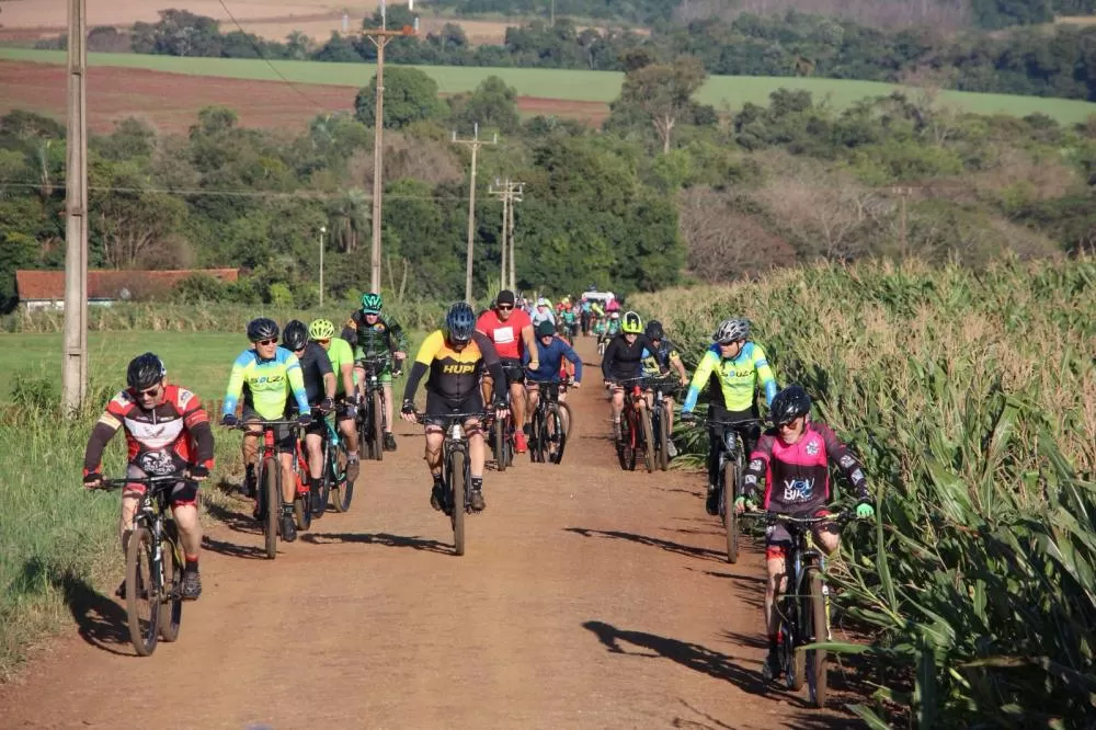 Cicloturismo em Entre Rios do Oeste – Atletas e entusiastas do ciclismo participam da 8ª etapa do 8º Circuito Regional de Cicloturismo. (Foto: Divulgação)