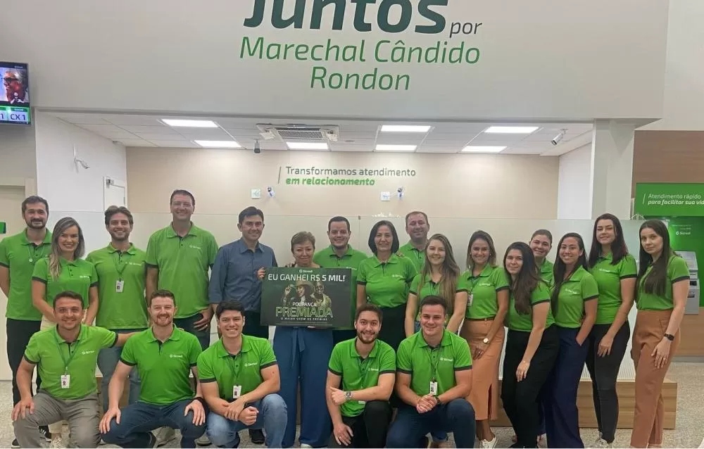 A equipe da agência Avenida Rio Grande do Sul, com a associada Zanete Schmitt e o presidente da cooperativa, Fernando Barros Fenner. (Foto: Assessoria/Sicredi)