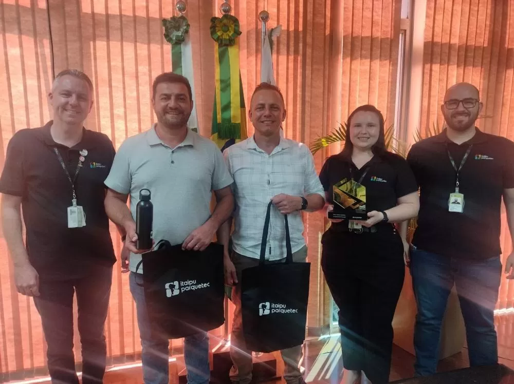 Marcelo Weçolovis, o prefeito Adriano Backes, o vice-prefeito Vanderlei Sauer, Jhéssica Letícia Bald e Arion Gregoli Santin Gonçalves. (Foto: Assessoria/Prefeitura)
