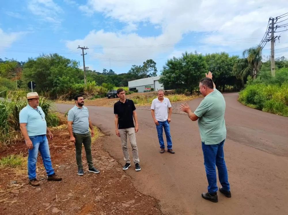 As autoridades municipais em visita a “Curva do Guarani. (Foto: Assessoria/Prefeitura)