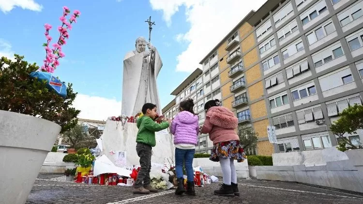 O Papa fez um agradecimento especial às crianças que foram ao Gemelli rezar por ele. (Foto: Vatican News)