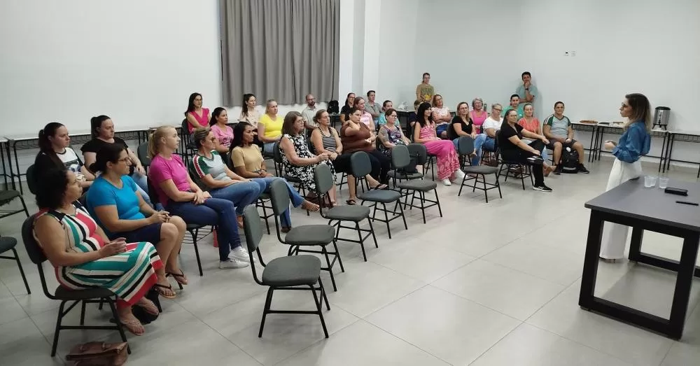 A palestra foi destinada a profissionais de escolas e Centros Municipais de Educação Infantil (CMEIs). (Fotos: Assessoria/Prefeitura)