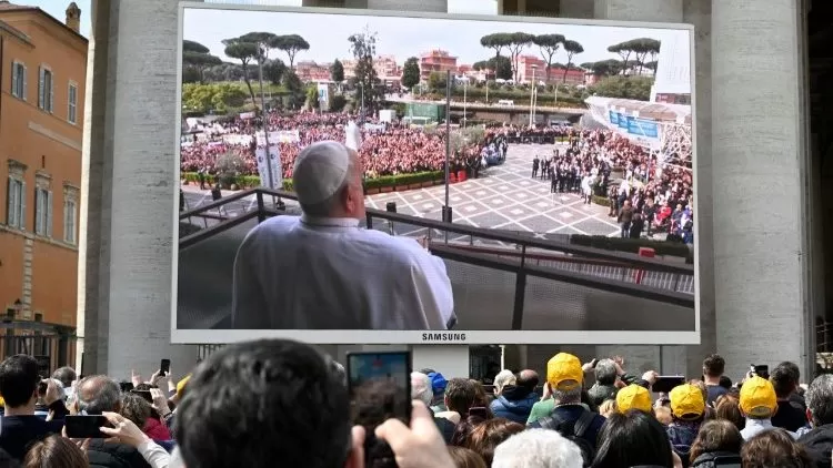 Os fiéis na Praça São Pedro puderam acompanhar a saudação de Francisco. (Fotos: Vatican News)