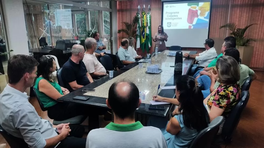 A consultora do Sebrae, Angélica Fabiana Fonseca Weirich, apresentou para a administração municipal osprogramas “Cidades Inteligentes – Smart Cities” e Planejamento Estratégico da Gestão Pública Municipal“. (Foto: Assessoria/Prefeitura)