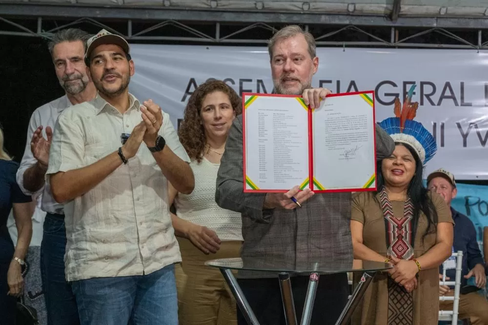 O Advogado-Geral da União, Jorge Messias, e o Ministro do STF, Dias Toffoli, participaram de um evento em Itaipulândia, ao lado de outras autoridades. (Foto: William Brisida/Itaipu Binacional)