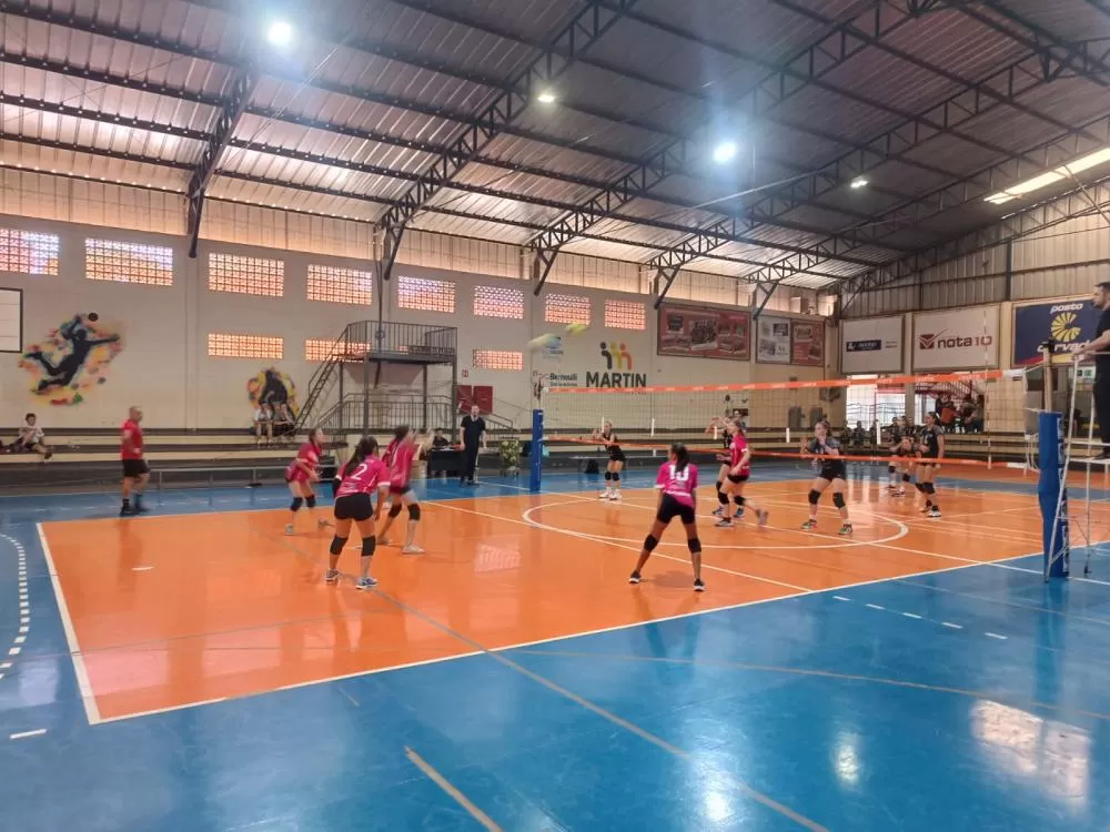 Os jogos de vôlei estão sendo realizados no ginásio do Colégio Martin Luther. (Foto: Assessoria/Prefeitura)