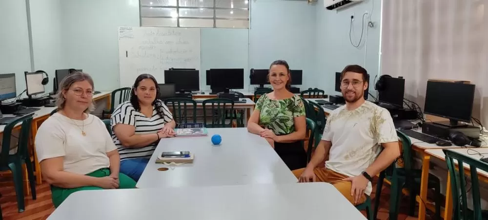 Equipe envolvida no “Paraná Faz Ciências”. (Foto: Assessoria/SAAE)