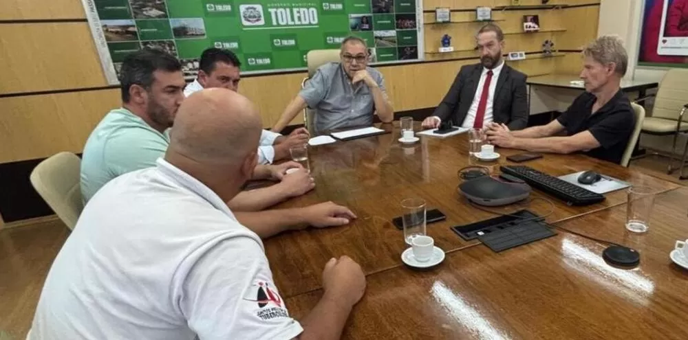 refeito Mario Costenaro se reuniu com membros da Associação dos Pilotos de Arrancada de Toledo para discutir os ajustes no termo de concessão de uso. (Foto: Márcio Pimentel)