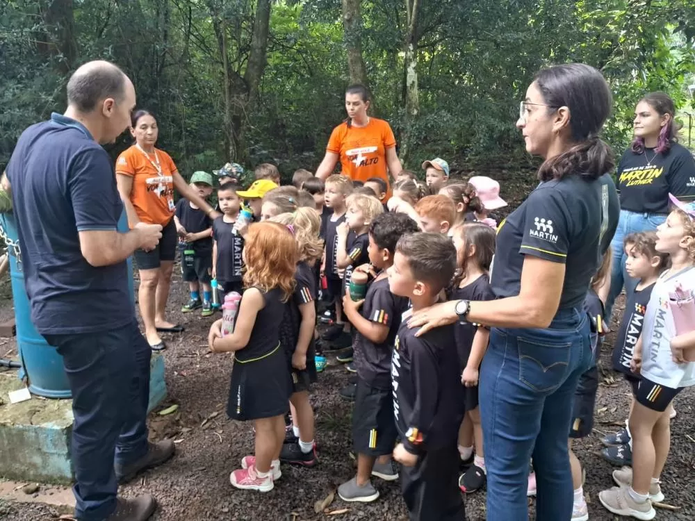 alunos do Infantil 4 A, B e C do Colégio Evangélico Martin Luther tiveram a oportunidade de conhecer o sistema de captação de água do SAAE. (Foto: Assessoria/SAAE)