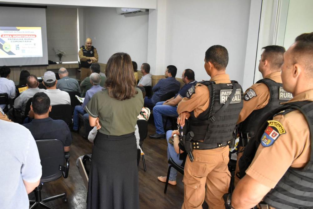 A Patrulha Rural atua de forma proativa, visitando regularmente as propriedades rurais, realizando avaliações de segurança e oferecendo orientações sobre medidas preventivas. Foto: PMPR