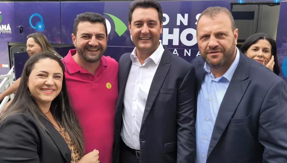 Andria e Adriano Backes, o governador Ratinho Junior e Rogério Helias Carboni (Secretário de Estado do Desenvolvimento Social e Família do Paraná). (Foto: Assessoria/Prefeitura)