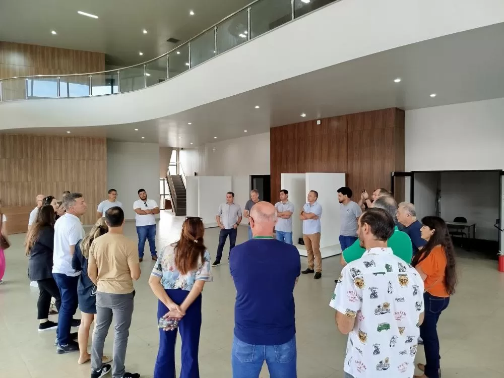 Vereadores e assessores participaram da visita. (Foto: Assessoria/Prefeitura)