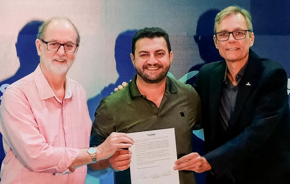 Vilmar Gütges (presidente da Associação Sangue Bom), prefeito Adriano Backes e o presidente da Sicoob Confiança, Gainor Sabka, na assinatura do termo de parceria do Banco de Sangue Virtual. (Foto: Assessoria/Sicoob)