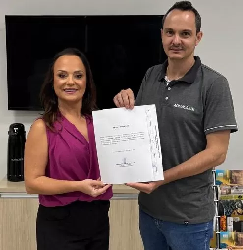 Geovana da Silva Krause entregando o protocolo de inscrição da chapa para o secretário executivo da Acimacar, Marcelo José Ewerling. (Foto; Assessoria/Acimacar)