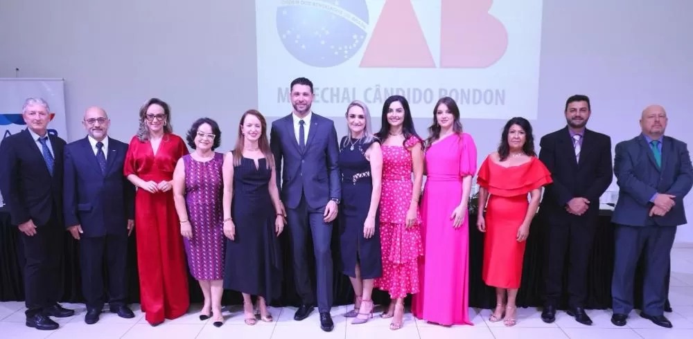 A nova diretoria da OAB com as autoridades presentes. (Fotos: Rafael Sturm)