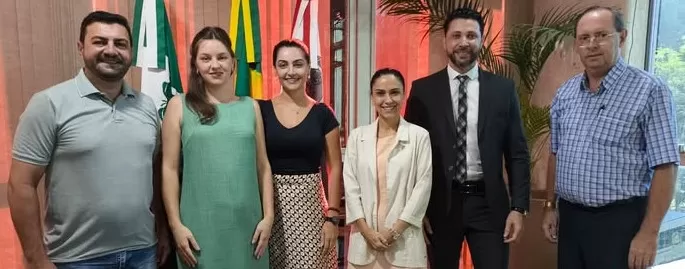 O prefeito Adriano Backes (1º a esquierda) e os advogados representantes da OAB local. (Foto: Assessoria/Prefeitura)