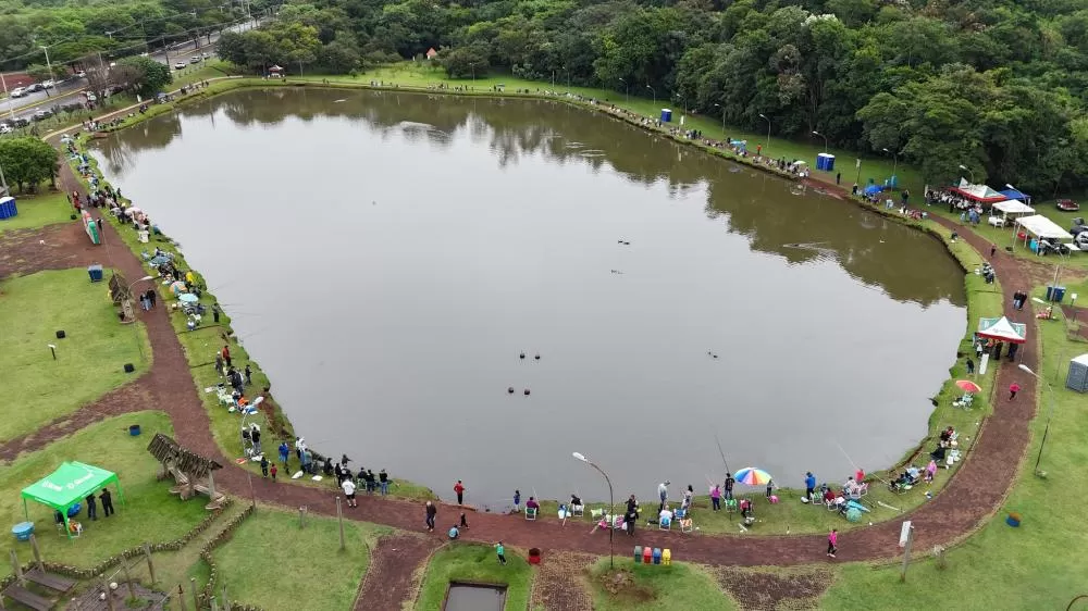 A orla do lago municipal estava tomado por pescadores. (Fotos: Assessoria/Prefeitura)
